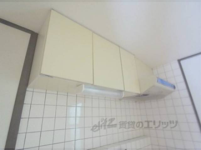 収納　キッチン上部