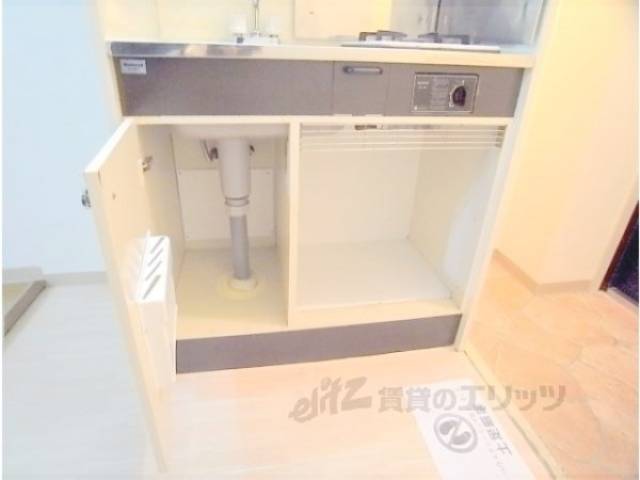 キッチン　下部収納　お鍋などを置けそうですね。