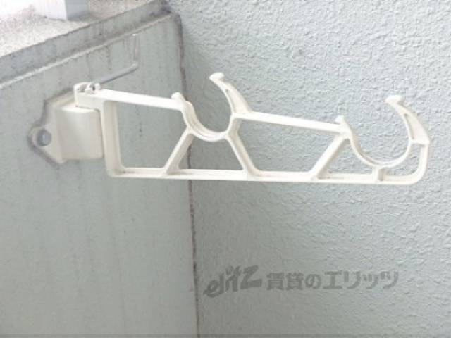 ベランダ　物干し竿かけ