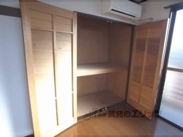 洋室　洋室：収納