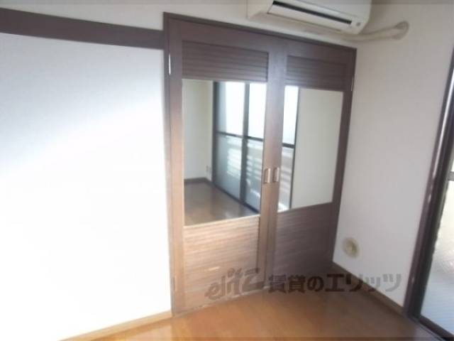 洋室　洋室：収納