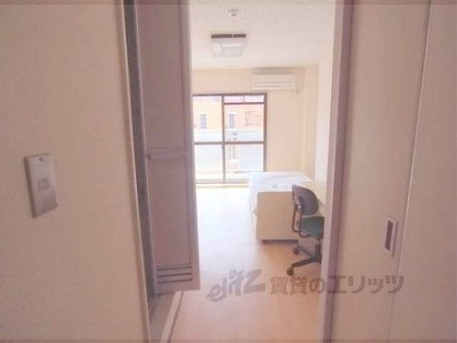 洋室　玄関側から部屋全体を写しています