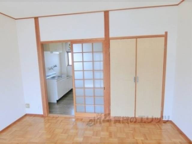 洋室　キッチン上部棚