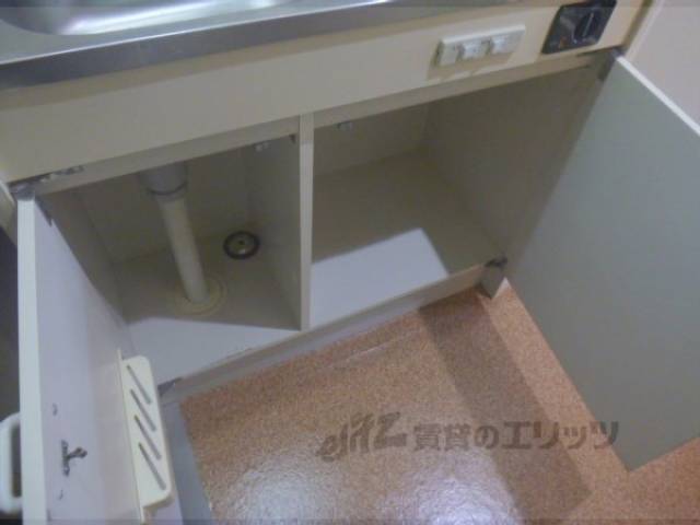 収納棚の下部