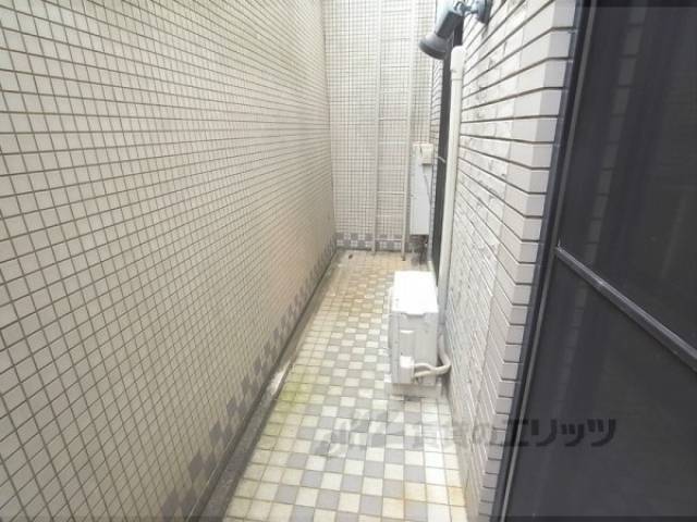 ベランダ　一階は高い塀に囲まれています