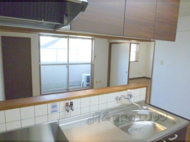 洋室　キッチンからのお部屋の眺め。
