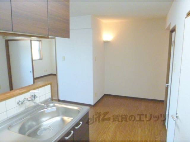 洋室　キッチンからのお部屋の眺め。