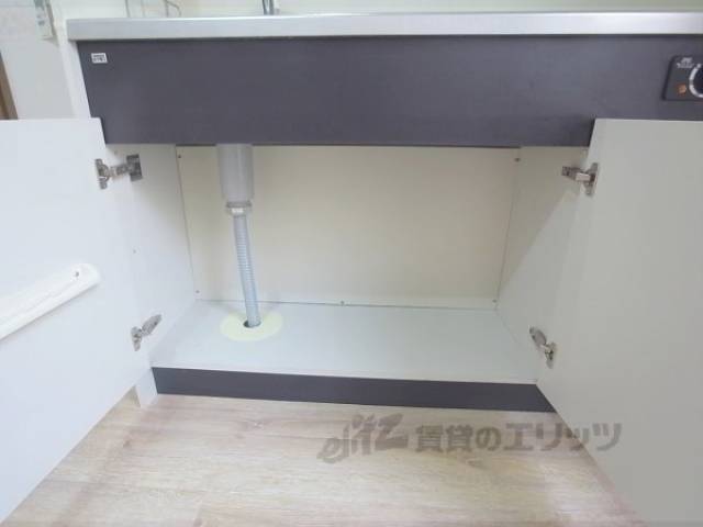 収納　キッチン下部