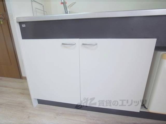 収納　キッチン下部