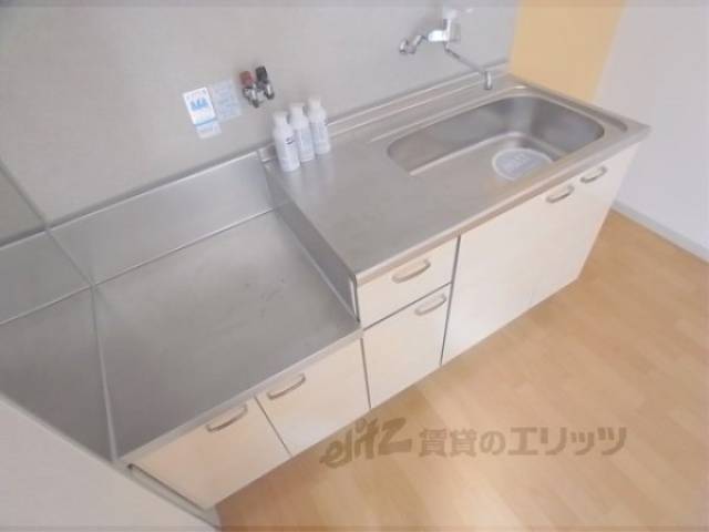 キッチン　作業スペースもあり便利です。