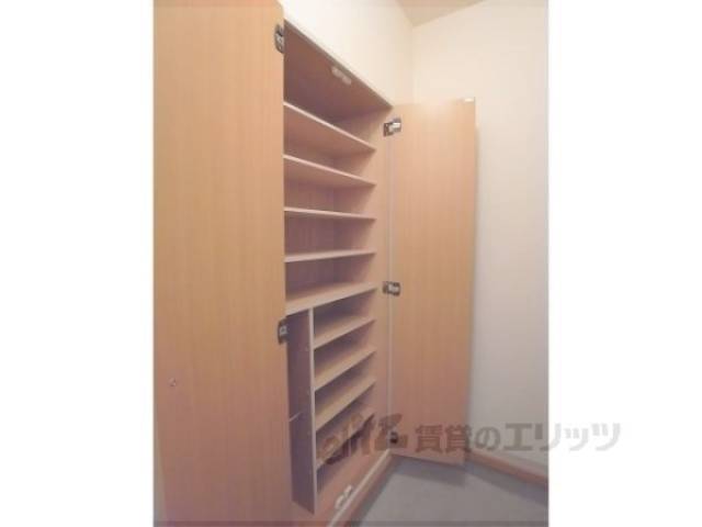 下駄箱　かなり大きい下駄箱です。