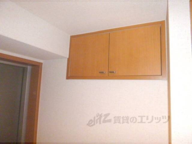 収納　玄関上に収納有。