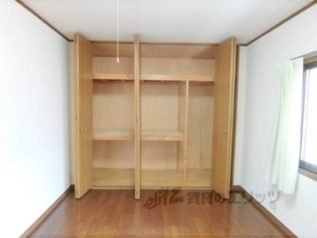 収納　部屋一面の大きな収納です。