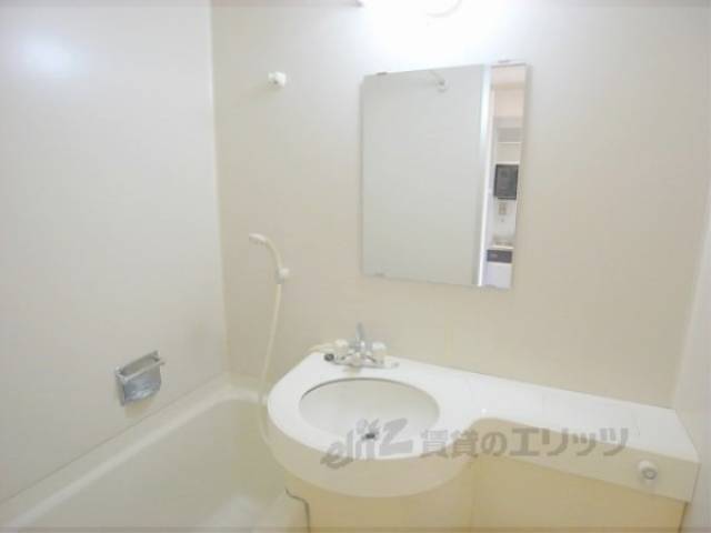 洗面所　鏡・洗面所・シャワー