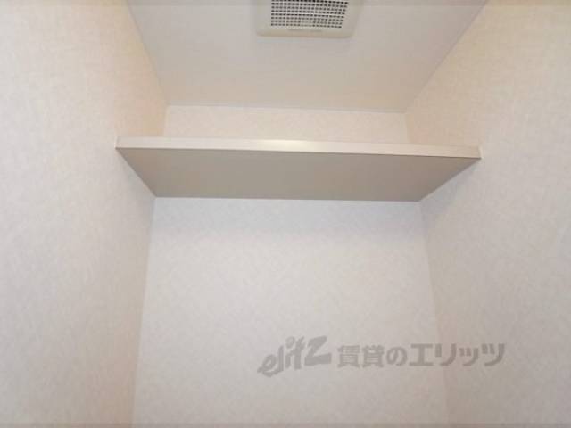 トイレ　トイレ内に棚があり便利です。