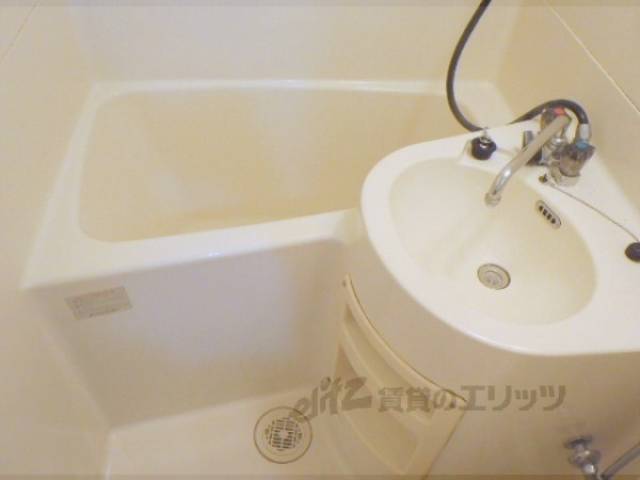 ユニットバス　お風呂部分です！洗面台としても十分です！