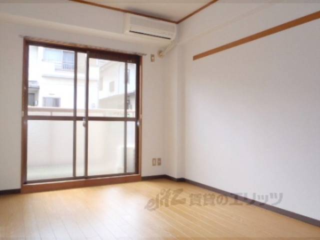 洋室　窓が大きいので日当たり良好・