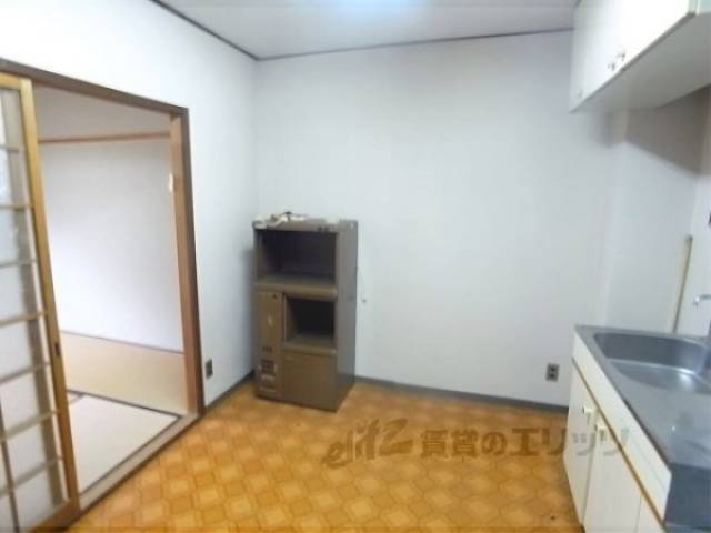 キッチン　床がオシャレな模様になっています