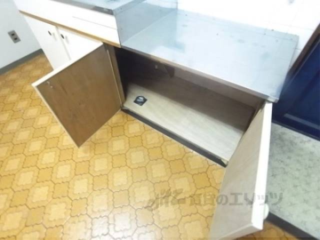 キッチン　下に収納スペースしっかりあります