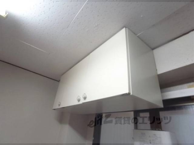 キッチン　上にも収納が