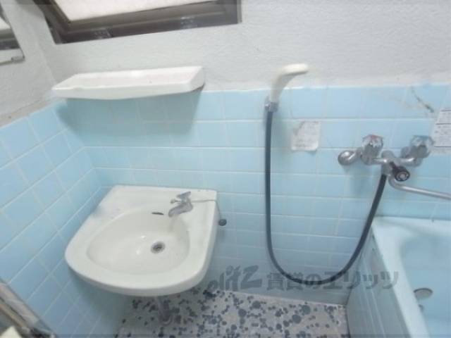 風呂　シャワー・洗面台・棚あります