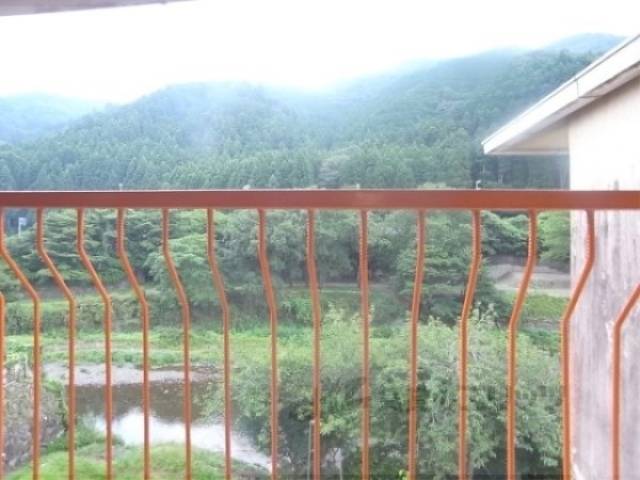 ベランダ　川が目の前にあります