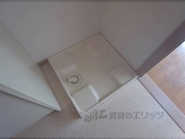 洗濯機置場　大きな窓付きで明るいです＾０＾