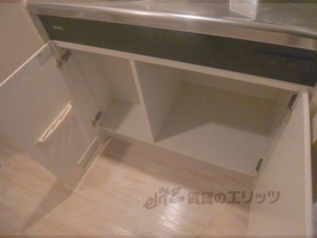キッチン　収納棚の下部