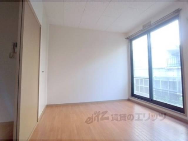 洋室　陽が良く入り、明るいお部屋です。