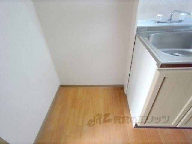 冷蔵庫置場　キッチン台の横に冷蔵庫が置けます。