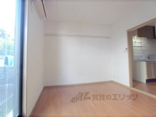 洋室　フローリングがきれいです。