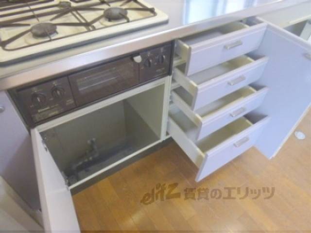 収納棚の下部