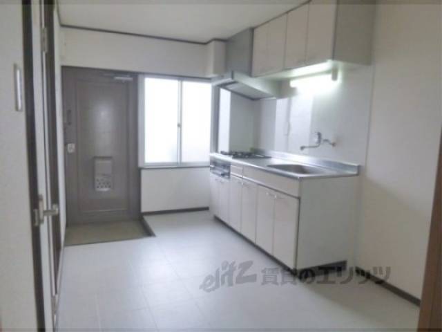 キッチン　キッチンスペース　キッチン横に窓があります。