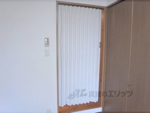 窓　アコーディオンカーテン