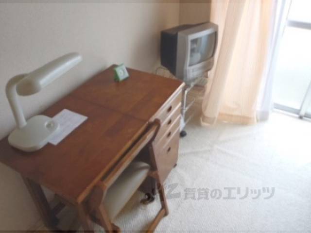 洋室　机とテレビ