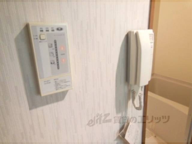 湯沸かし器　横はインターホン