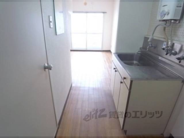 廊下　玄関からの光景