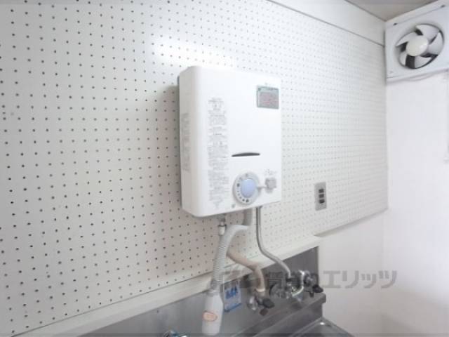 キッチン　瞬間湯沸かし器