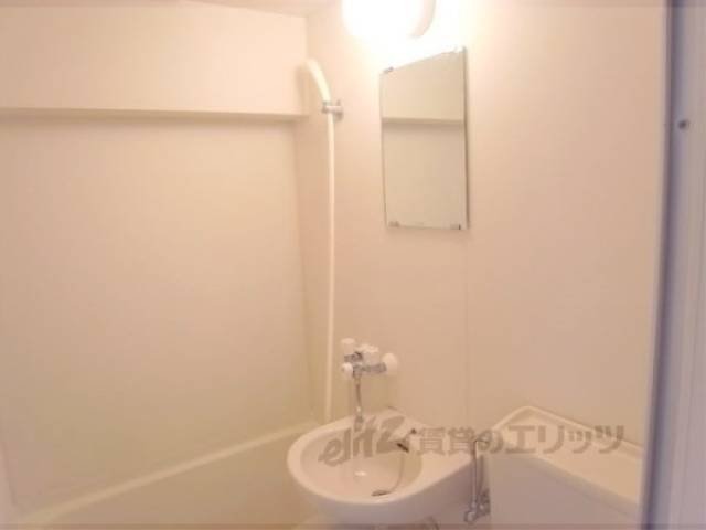 ユニットバス　洗面台、シャワー、鏡