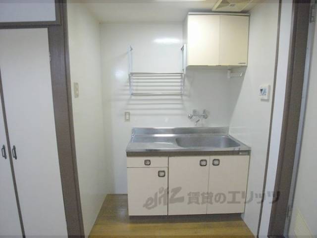 キッチン　少し広めのコンパクトキッチンです