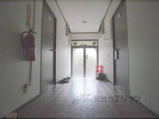 眺望　供用廊下　共同玄関口までの様子