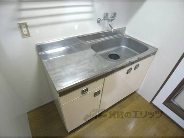 キッチン　まな板も置けるキッチンです