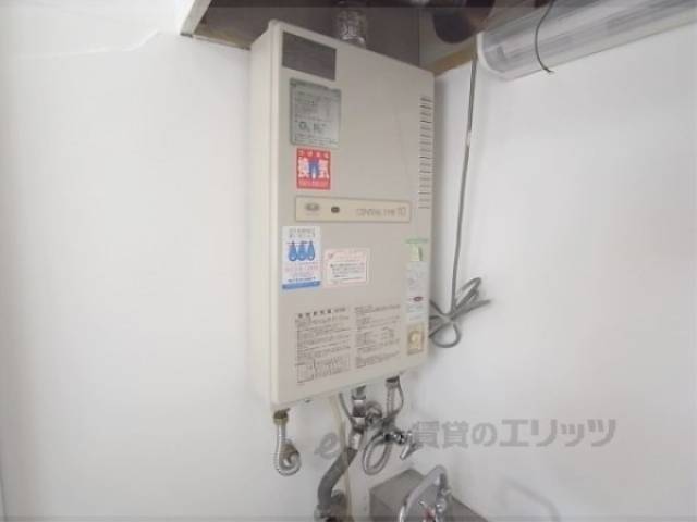 キッチン　瞬間湯沸かし器