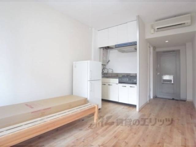 洋室　木目で落ち着きがあります