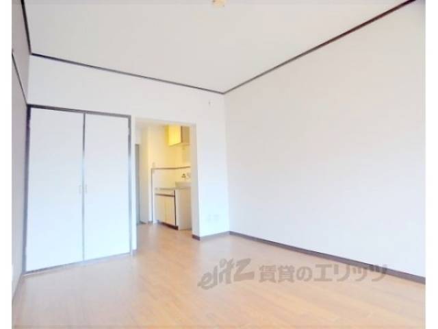 洋室　フローリングが綺麗なお部屋です。