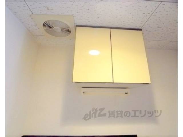 キッチン　上部収納　閉じた状態です。