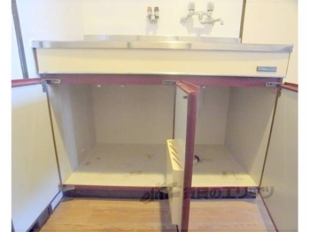 キッチン　下部収納　鍋や調理器具も沢山収納できます。