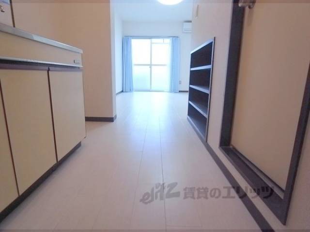 廊下　明るいお部屋が見えます。