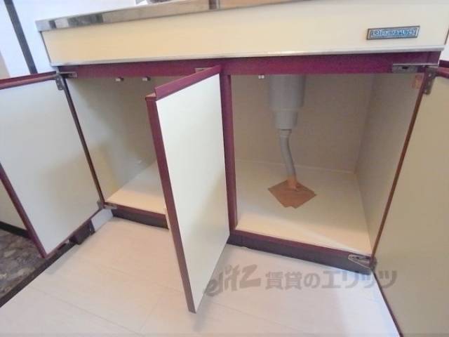 キッチン　下部収納　食材や調味料などを置いて下さい。