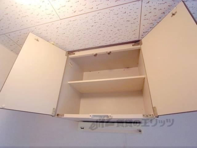 キッチン　上部収納　食器はこちらの棚にしまえます。
